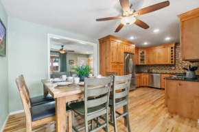 The Rustic Retreat, Pet Friendly with Fenced Yard